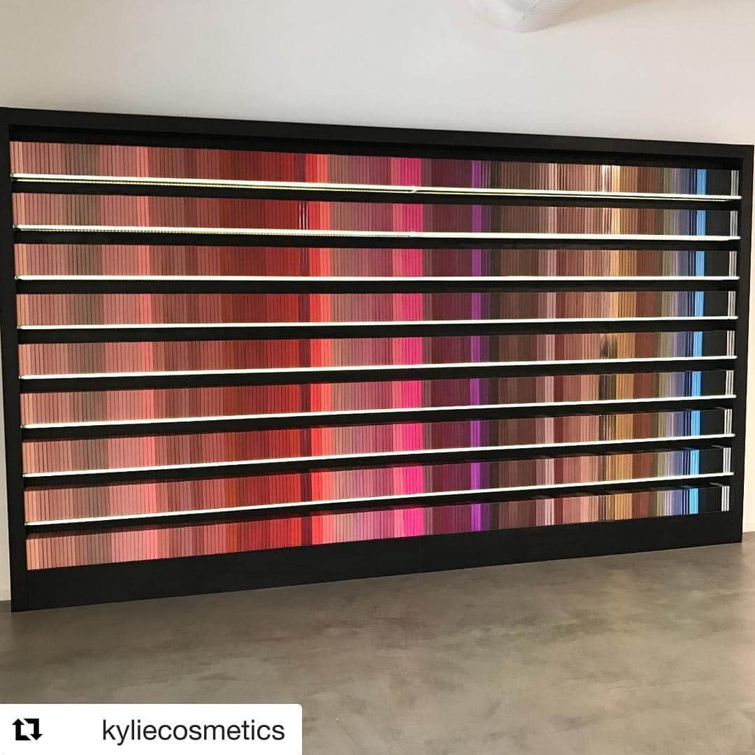 クリス・ジェンナーさんのインスタグラム写真 - (クリス・ジェンナーInstagram)「Last day to shop the @kyliecosmetics #CincoDeMayo buy one get one FREE sale at KylieCosmetics.com 🎉 #Repost @kyliecosmetics ・・・ lip kit heaven 🤤 LAST CHANCE to treat yourself and get buy one get one FREE on all lip kits only on KylieCosmetics.com! 🌸 ends tonight 11:59pm pst」5月6日 0時55分 - krisjenner