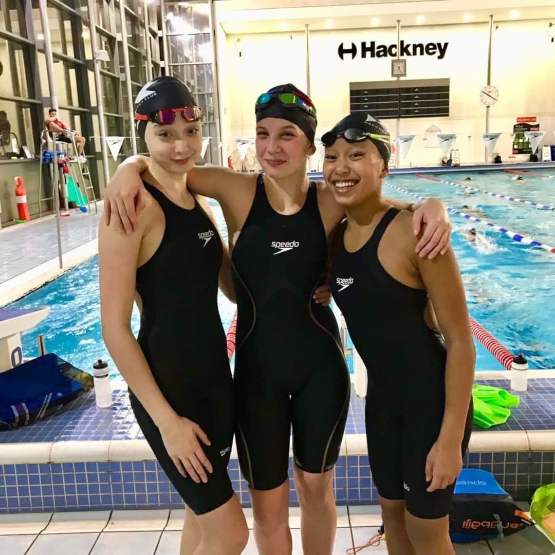 スピードさんのインスタグラム写真 - (スピードInstagram)「We love this photo we took when working with these club swimmers from Hackney, London. Tag below the team mates who make you smile at training 👯😁 #Speedo #Swimming #SwimFriends」5月6日 0時50分 - speedo