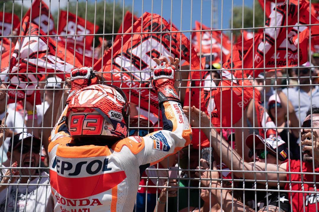 レプソル・ホンダさんのインスタグラム写真 - (レプソル・ホンダInstagram)「🏆BACK ON TOP🏆 ⠀⠀⠀⠀⠀⠀⠀⠀⠀ @marcmarquez93 wins the #SpanishGP ⠀⠀⠀⠀⠀⠀⠀⠀⠀ #MotoGP #RepsolHonda #HRC #RC213V #MM93 #MarcMarquez #MM93🐜 #ThePowerOfDreams #Motorcycle #Spain #Win #Top #Victory #ChickenDinner」5月6日 0時51分 - hrc_motogp