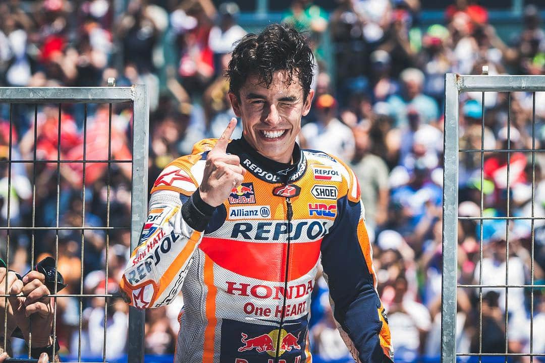 レプソル・ホンダのインスタグラム：「🏆BACK ON TOP🏆 ⠀⠀⠀⠀⠀⠀⠀⠀⠀ @marcmarquez93 wins the #SpanishGP ⠀⠀⠀⠀⠀⠀⠀⠀⠀ #MotoGP #RepsolHonda #HRC #RC213V #MM93 #MarcMarquez #MM93🐜 #ThePowerOfDreams #Motorcycle #Spain #Win #Top #Victory #ChickenDinner」
