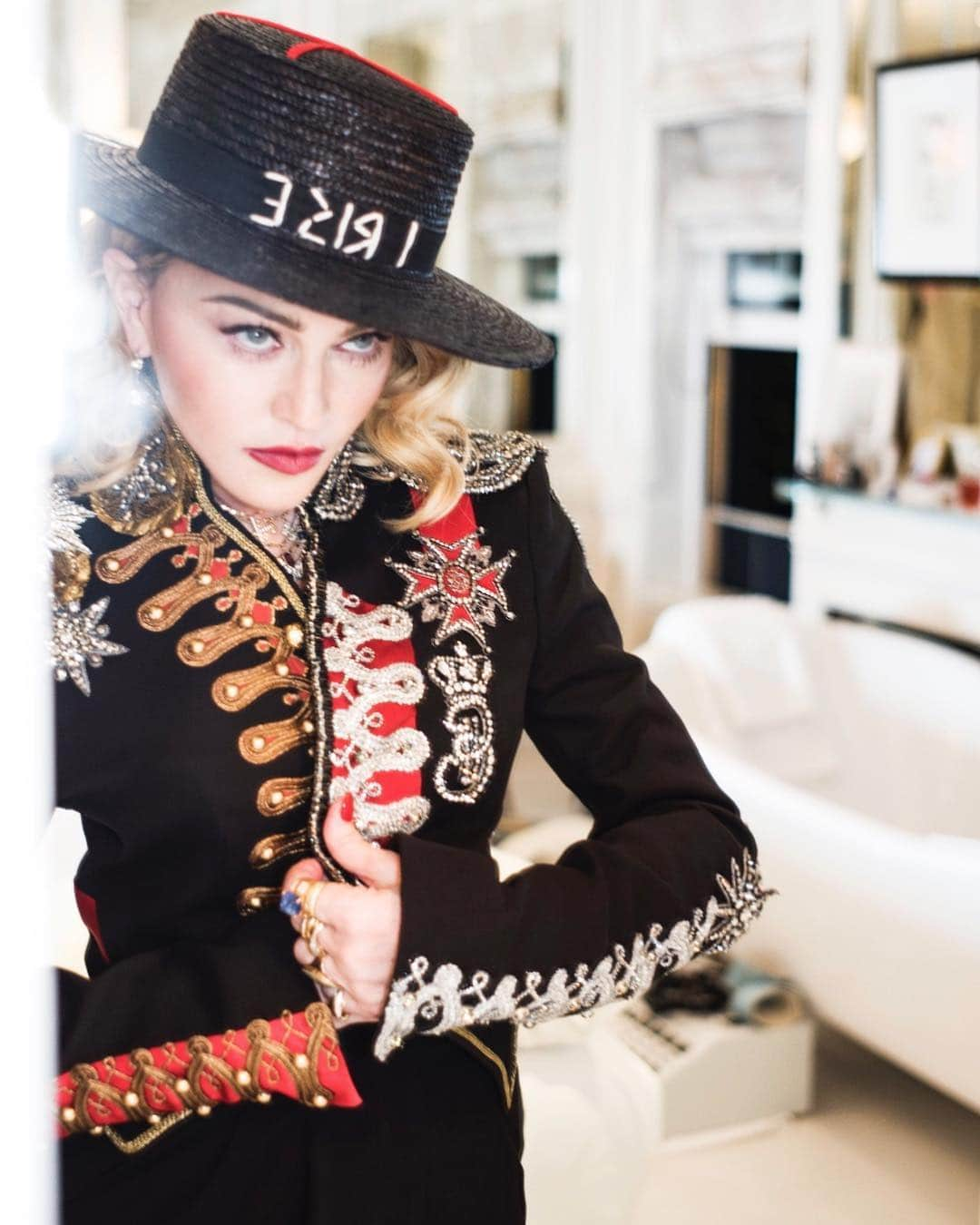 マドンナさんのインスタグラム写真 - (マドンナInstagram)「Madame ❌ Getting ready for the. Glaad awards........ 🏳️‍🌈」5月6日 0時54分 - madonna