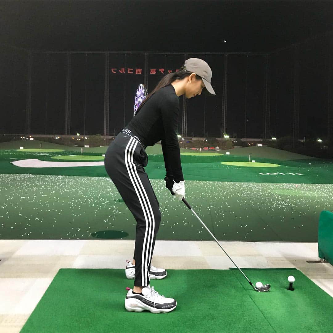 のインスタグラム：「ついにgolf始めました❤️🏌️‍♀️ 宣言通り令和からの新しい趣味に😆👍✨ 今まで撮影でちょこっとしたことはあったけど、 ちゃんとやった事は無くて🥺💦 やればいいのにとずっと周りから言われていたのもあり、 今年こそは絶対始めたい！と思っていたのでやっと出来て嬉しい🥰❤️ 今日で3回目の打ちっ放し⛳️✨ storiesに初回からまとめて載せてるよ🎦💚 #GOLF #ゴルフ始めました #ゴルフ練習 #新たな趣味」