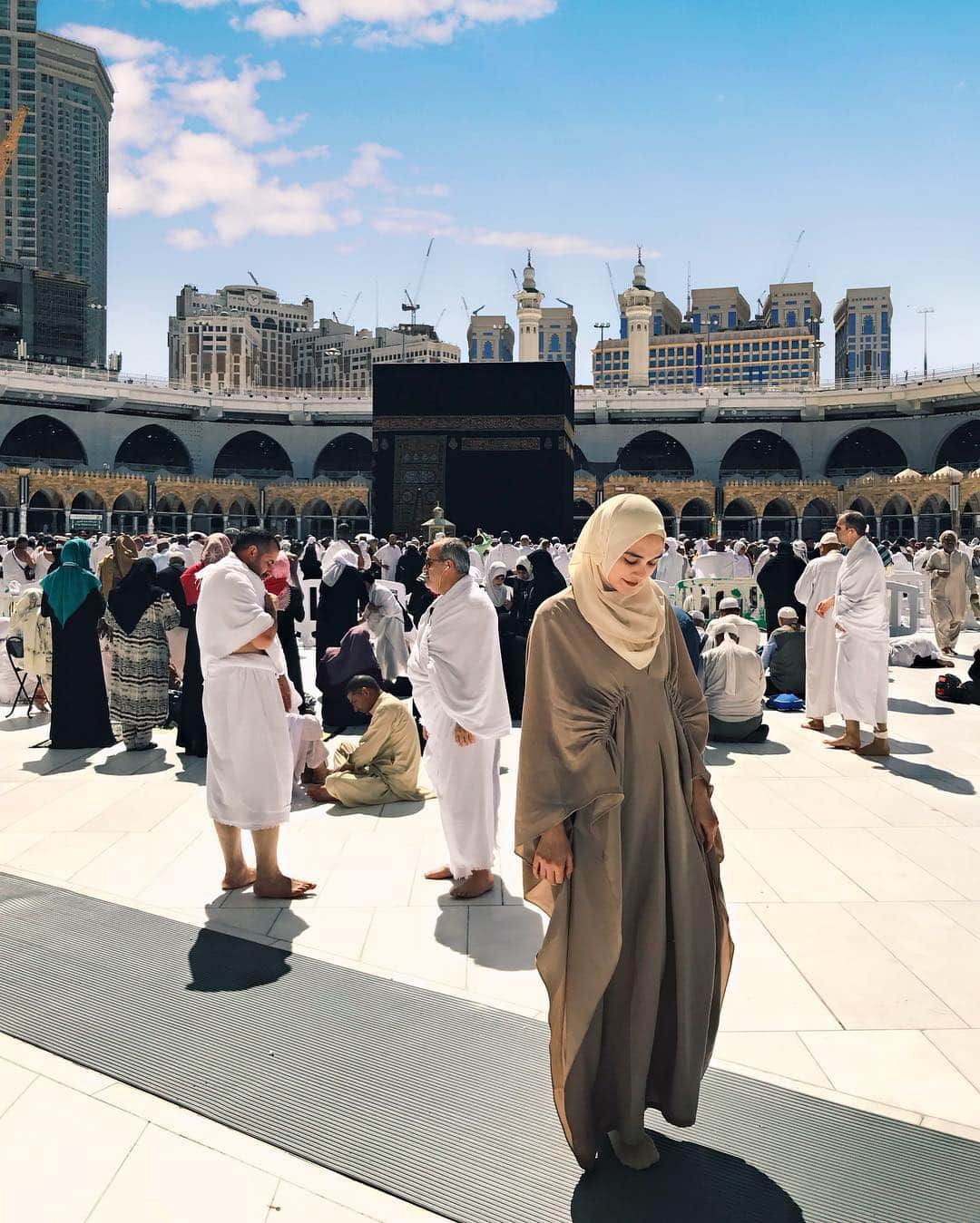 ルナ・マヤさんのインスタグラム写真 - (ルナ・マヤInstagram)「Welcome to Holy Month. Time for reflection Time for prayers Time for devotion Time for kindness more than other days Marhaban Ya Ramadhan Happy Fasting 🙏🏼😇 #maaflahirbatin #ramdhan #2019」5月6日 0時54分 - lunamaya