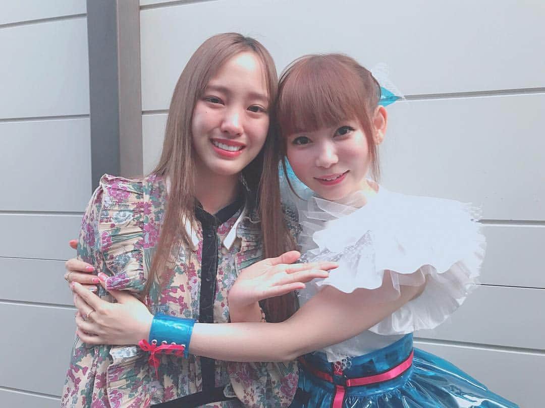飯窪春菜のインスタグラム：「今日は大好きな私のお姉ちゃん、中川翔子さんのバースデーライブにママと行ってきました🌈 毎年5月5日お誕生日当日にバースデーライブがあるのですが、今まではグループの活動と重なっていたので今回初めて観に行くことができました！  本当に本当に素晴らしいライブでした。 中川さんの体中から発せられてるパワーの大きさが、 一番後ろまで届いてきて感動の連続でした！ そして神セトリでした！ 随所で、かっこよすぎと感動で泣きそうになったのですが、 ヒャダインさんが作曲された「愛してる」という、中川さんの愛猫 マミタス様への想いを綴った楽曲で涙腺崩壊してしまいました。 私も数年前に亡くなった我が家の大好きな猫 ライ君を思い出したり、今飼ってる猫たちも可愛いけど、いつまでもライ君を忘れたくないなと改めて思えたり。  そしてアンコール明けに歌われたのは、7月公開の「ミュウツーの逆襲 EVOLUTION」の主題歌「風といっしょに」でした。 中川さんが小林幸子さんと一緒に歌われるんです！！ 歌い始めの瞬間にもうお歌が上手過ぎて鳥肌で、それと同時に懐かしさと、この21年間何度も聴いてきた曲への尊敬の念と、それを大好きな中川さんが歌っていることとの感動でもう感情がぐるぐるしました！(´；ω；`) 本当に本当に素敵なライブでした…✨ いつも優しい言葉をかけてくれる中川さん、とっても優しい中川さんが幸せな日々を過ごせますように！ 🎊🎊🎊 #中川翔子  #しょこたん  #生誕祭  #hbd  #はるなの毎日  #飯窪ってる」