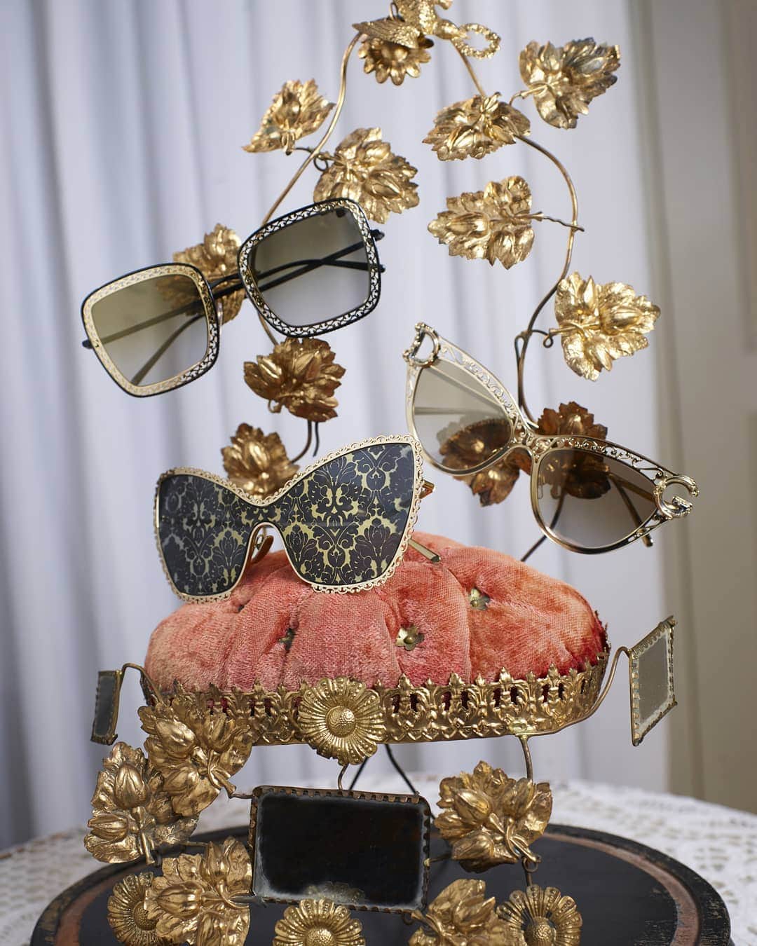 ドルチェ&ガッバーナさんのインスタグラム写真 - (ドルチェ&ガッバーナInstagram)「The new objects of desire, custodians of your secrets. Discover the new Dolce&Gabbana Devotion sunglasses collection.  #DGDevotion #DGEyewear」5月6日 1時03分 - dolcegabbana