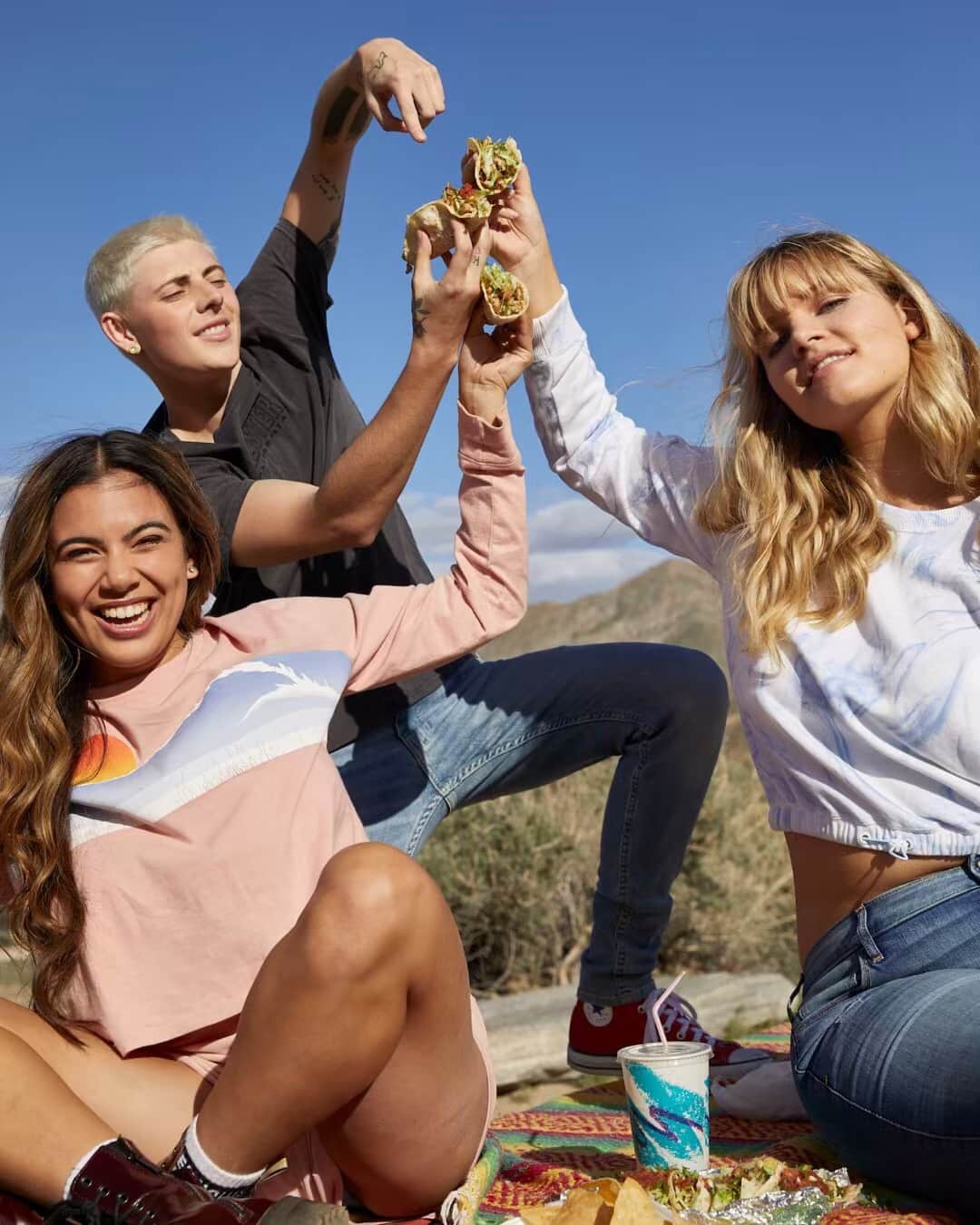 Hollister Co.さんのインスタグラム写真 - (Hollister Co.Instagram)「Call the squad: it's 🌮 time.」5月6日 1時07分 - hollister