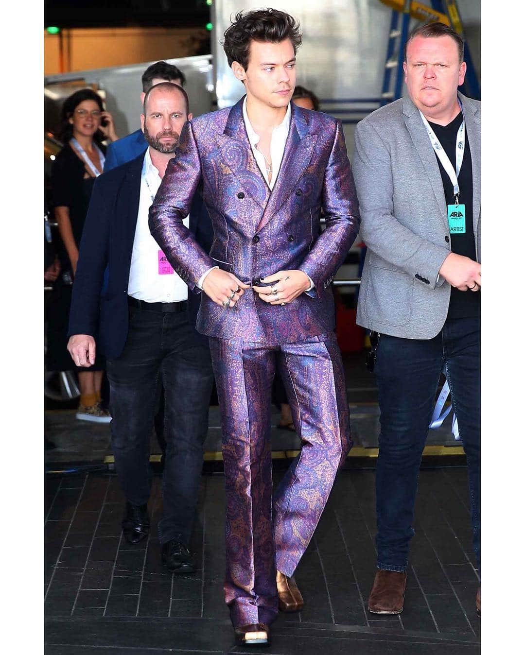 GQさんのインスタグラム写真 - (GQInstagram)「Get you a guy who can do both.🕺🕺In honor of the #MetGala tomorrow, see #HarryStyles' best fits of all time at the link in bio.」5月6日 1時07分 - gq