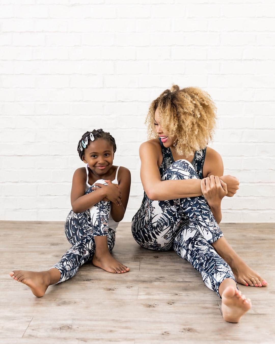 Nordstromさんのインスタグラム写真 - (NordstromInstagram)「Sunday stretch with mom and @sweatybetty ✨ Looking for your own mother-daughter mini-me moment? Shop the link in bio. Photo via @momcrushmonday」5月6日 1時08分 - nordstrom