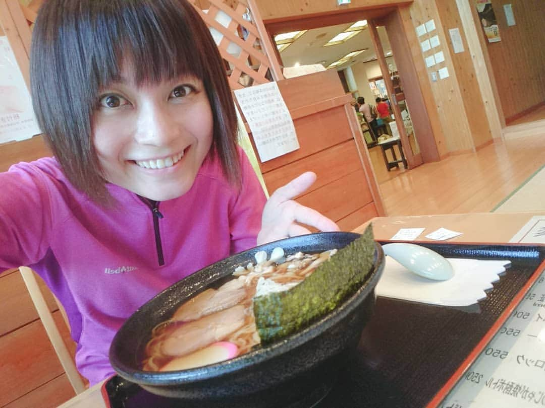 桜花さんのインスタグラム写真 - (桜花Instagram)「舞茸バター醤油ラーメン🍜🍥 最後に立ち寄った数馬の湯の、 ごはん処で食べました🍀＼(^^)／ 何故か舞茸推しでして、 舞茸てんぷらや 舞茸うどんなどなど舞茸メニューが沢山🌼✨ 珍しい、舞茸バター醤油ラーメンを選びました🍀  量ももりもりで！とっても美味しかったです🍀  一緒に行った編集長のさんポテトも、量がたっぷりでした🐱  コスパ最高峰です＼(^^)／ぜひ数馬の湯にいった🍀食べてみてください〜🌼 #奥多摩  #三頭山  #mountain #mountains #mountaingirl  #mountain #okutama #mitosan  #tracking  #山登り  #山  #山歩き」5月6日 1時10分 - mountainohka