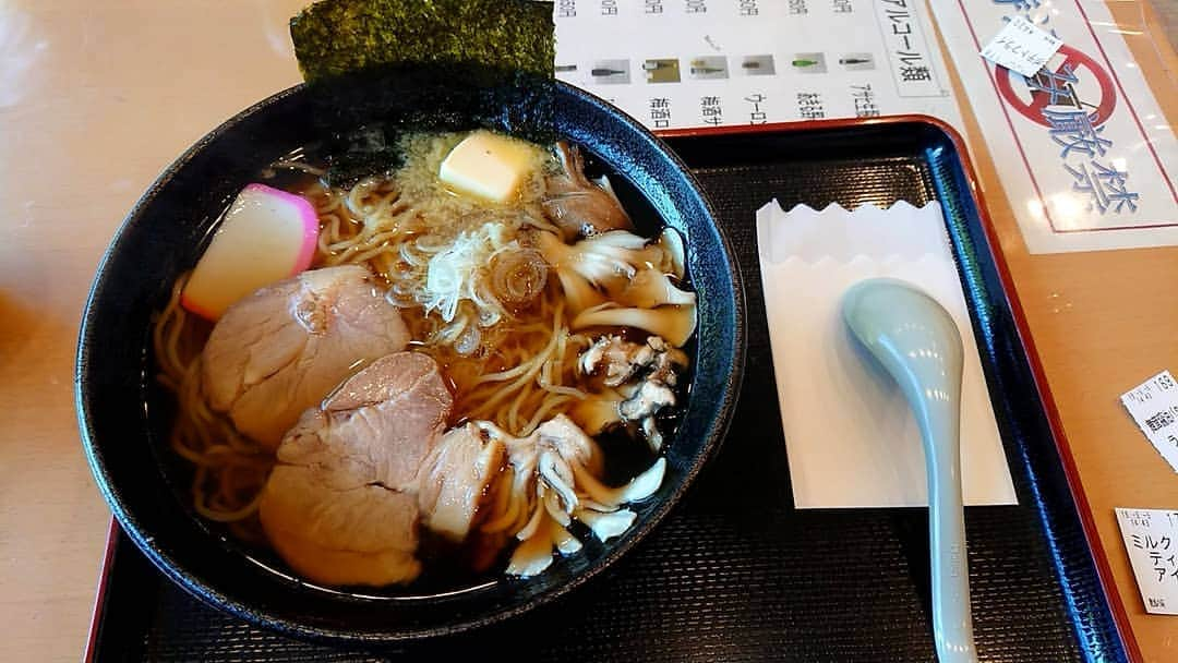 桜花さんのインスタグラム写真 - (桜花Instagram)「舞茸バター醤油ラーメン🍜🍥 最後に立ち寄った数馬の湯の、 ごはん処で食べました🍀＼(^^)／ 何故か舞茸推しでして、 舞茸てんぷらや 舞茸うどんなどなど舞茸メニューが沢山🌼✨ 珍しい、舞茸バター醤油ラーメンを選びました🍀  量ももりもりで！とっても美味しかったです🍀  一緒に行った編集長のさんポテトも、量がたっぷりでした🐱  コスパ最高峰です＼(^^)／ぜひ数馬の湯にいった🍀食べてみてください〜🌼 #奥多摩  #三頭山  #mountain #mountains #mountaingirl  #mountain #okutama #mitosan  #tracking  #山登り  #山  #山歩き」5月6日 1時10分 - mountainohka