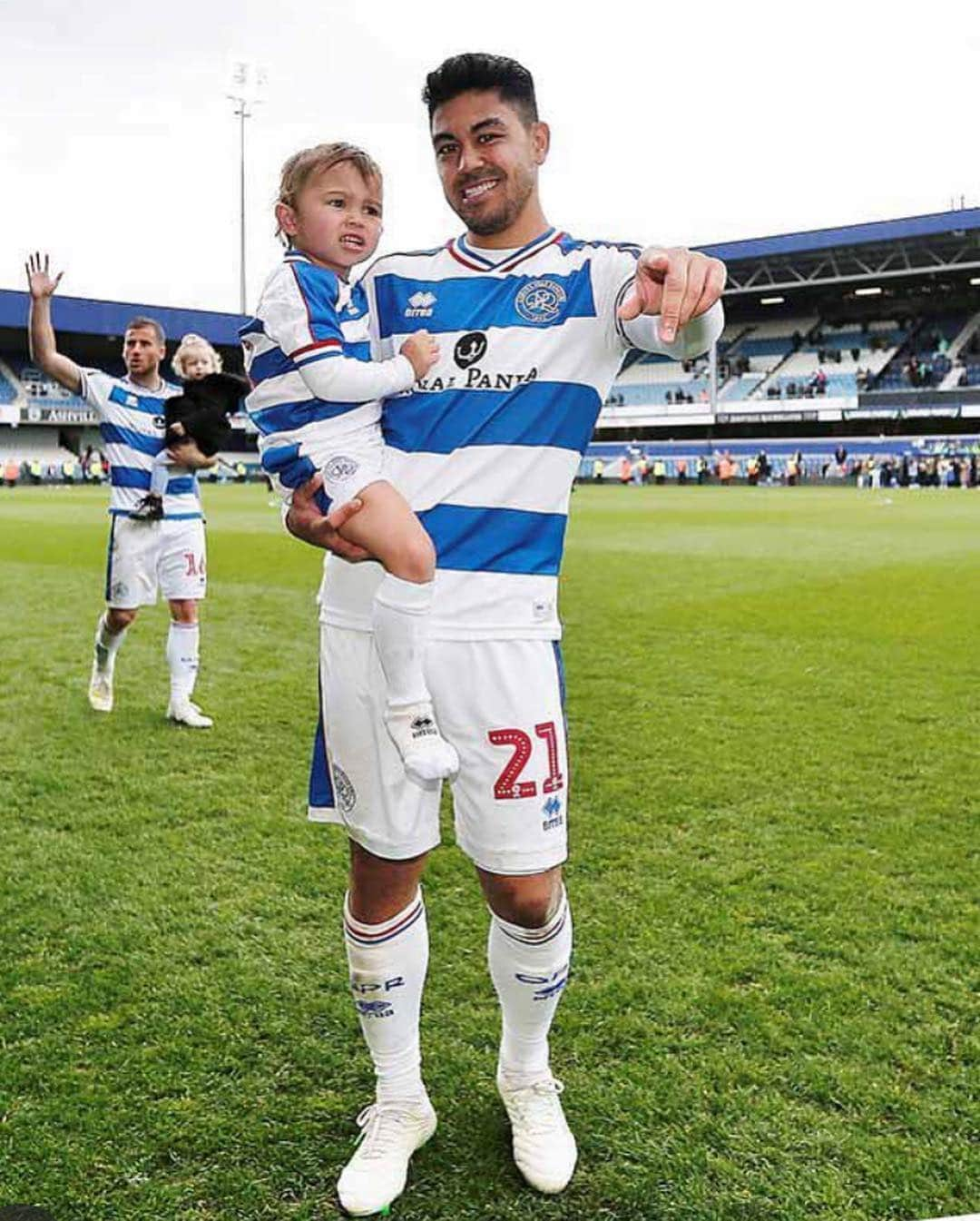 マッシモ・ルオンゴさんのインスタグラム写真 - (マッシモ・ルオンゴInstagram)「Another season done ✅  Thank you to all the fans for their support through the season. ⚪️🔵⚪️🔵 See you all soon! @officialqpr  @adidasau」5月6日 1時15分 - massluongo