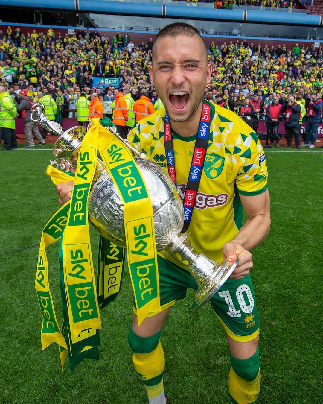 のインスタグラム：「Champions 18/19 @norwichcityfc 😜🏆🥇🤙」
