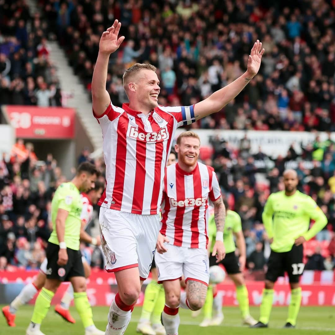 ストーク・シティFCさんのインスタグラム写真 - (ストーク・シティFCInstagram)「A goal from the skipper on the final day. The Potters round off the 2018/19 season with a point. #SCFC 🔴⚪️」5月6日 1時17分 - stokecity