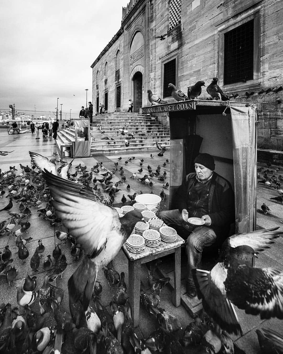 Mustafa Sevenさんのインスタグラム写真 - (Mustafa SevenInstagram)「#StoryOfIstanbul fotograf turlarım başlıyor. İstanbul’un hikayesine ortak olacağımız günlük bir fotograf turu olarak kurguladık. Bütün gün belirlediğimiz rotada yürüyüp fotograflar çekip, fotograf ve İstanbul üzerine sohbet edeceğiz. Katılımcı arkadaşlarla oluşturacağımız bir nevi fotograf kulubü oluşturma fikrimin ilk aşaması olarak görüyorum bu turları ve çok heyecanlıyım. Bakalım bakalım neler olacak :)) Bekliyorum 😊🙏🏼 Program detaylarımıza @likatravel hesabından, www.likatravel.com adresimizden ulaşabilir, kayıt ve rezervasyon için 0549 470 47 69 numaralı telefonumuzu arayabilir veya info@likatravel.com adresimize mail gönderebilirsiniz. #FotografTuru #Atolye #Workshop  #Gezi #LikaTravel」5月6日 1時20分 - mustafaseven