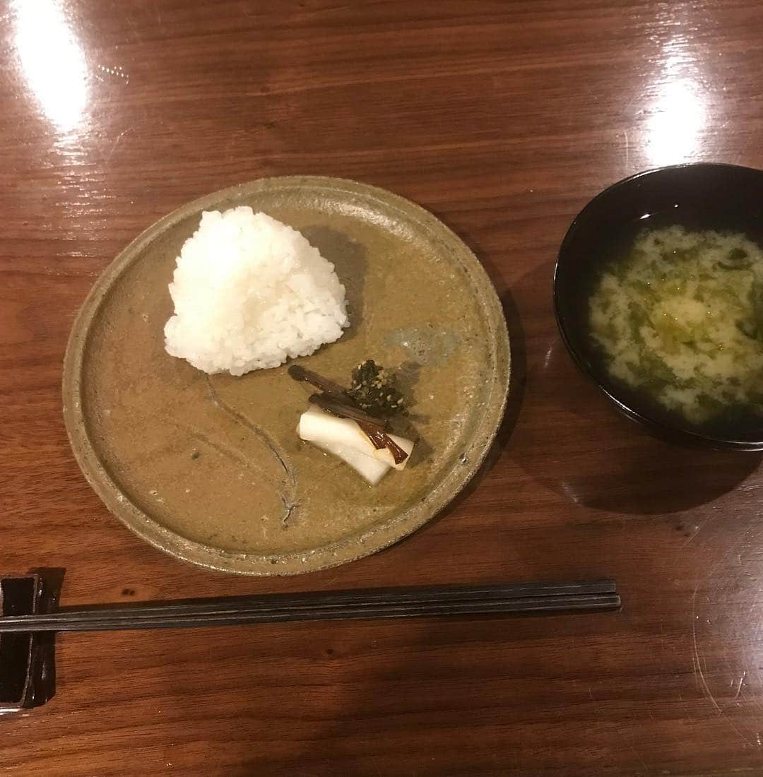 丸山敬太さんのインスタグラム写真 - (丸山敬太Instagram)「唐津最後の夜は大好きな陶芸家の中里花子さんとパートナーのプレィリーさんと、いつものみんなで、それはそれはとても素敵な古民家のレストラン 「あるところ」でお食事。 愛のあるご夫婦２人がつくってくれる隅々まで行き渡った素晴らしいお料理とサービス。 気の置けない仲間たちとの時間は本当に素晴らしかった。」5月6日 1時23分 - keitamaruyama