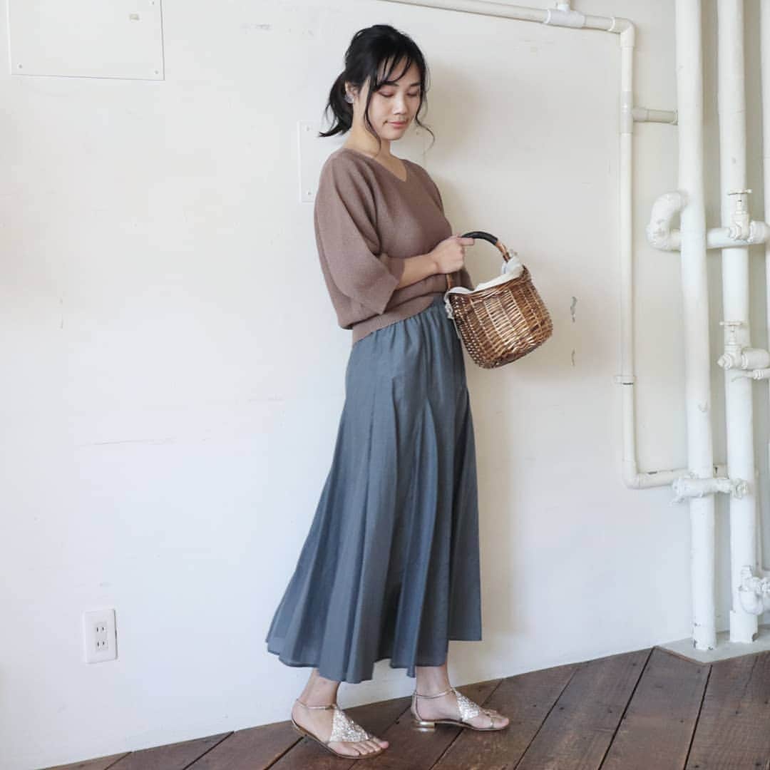 Eri Satoのインスタグラム：「d.beige×greenコーデ · knit&skirt : @blancbasque ·  トップスもスカートもくすんだ色が絶妙で可愛い！ @blancbasque のトップページのURLから買えますよー😘 · 今日は生まれたばかりの赤ちゃんに会いに😍 娘の母性が爆発🤣抱っこしたがって大変😂 新生児の匂いたまらなかったー😩💕 · #mamagirl#locari#コーディネート#ママコーデ#ママファッション #プチプラ#プチプラコーデ #partegram#読者モデル#読モ#ママモデル #l4like #instagood#outfit #simple #coordinate  #fashion #casual #コーデ#シンプルファッション#カジュアル #style #お洒落さんと繋がりたい #code #ファッション#ootd」