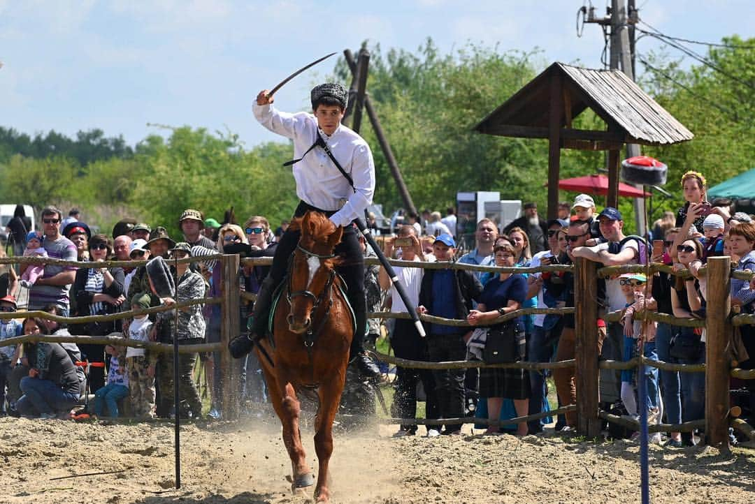 RIAノーボスチさんのインスタグラム写真 - (RIAノーボスチInstagram)「В Ростовской области прошли традиционные казачьи игры «Покровские Шермиции». Участники посоревновались в джигитовке, борьбе и мастерстве владения шашкой.」5月6日 1時31分 - ria_novosti