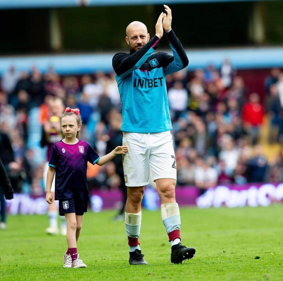 アラン・ハットンさんのインスタグラム写真 - (アラン・ハットンInstagram)「So happy to be back playing at villa park!! Best fans in the world, support for myself and the team was amazing. 💜💜 #UTV」5月6日 1時31分 - hutton02