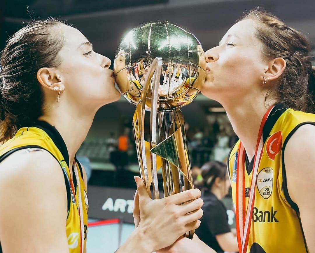 ケルシー・ロビンソンさんのインスタグラム写真 - (ケルシー・ロビンソンInstagram)「CHAMPIONS 🖤💛🖤💛 so proud of this group and how we have battled all year. To finish the season as champions is so incredibly sweet.」5月6日 1時32分 - krobin32