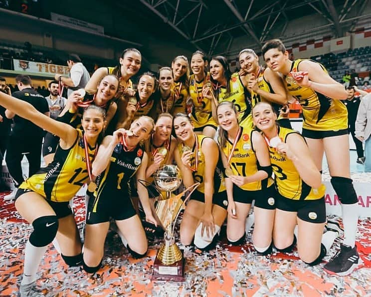 ケルシー・ロビンソンさんのインスタグラム写真 - (ケルシー・ロビンソンInstagram)「CHAMPIONS 🖤💛🖤💛 so proud of this group and how we have battled all year. To finish the season as champions is so incredibly sweet.」5月6日 1時32分 - krobin32