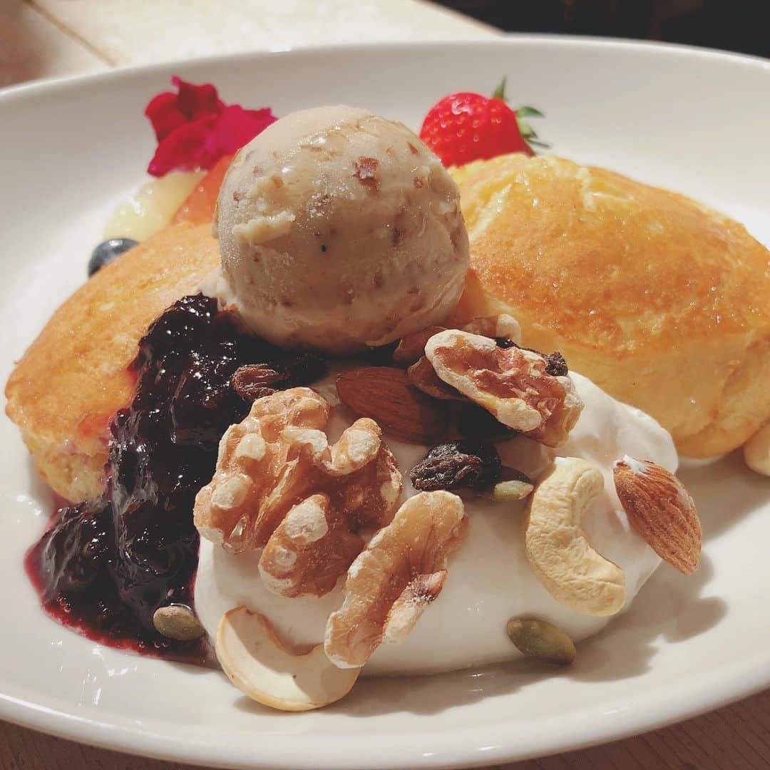 髙木萌香さんのインスタグラム写真 - (髙木萌香Instagram)「☺︎🎤﻿ ﻿ 新宿のビーガンカフェ﻿ 『アインソフジャーニー』﻿ ﻿ パンケーキがふんわり🥞﻿ ヴィーガンのパンケーキははじめて(⁎˃ᴗ˂⁎)﻿ ﻿ すっごく美味しかったぁー！﻿ ﻿ お店の雰囲気もかわいくて、おしゃれで﻿ また行きたい！﻿ ﻿ 令和はこういう、体が喜び食べ物を食べたい⭐️﻿ ﻿ #vegan #veganfood #cafe #tokyo #pancake #japan #ヴィーガン #カフェ #東京 #新宿 #パンケーキ #グルテンフリー」5月6日 1時33分 - margaretm0e