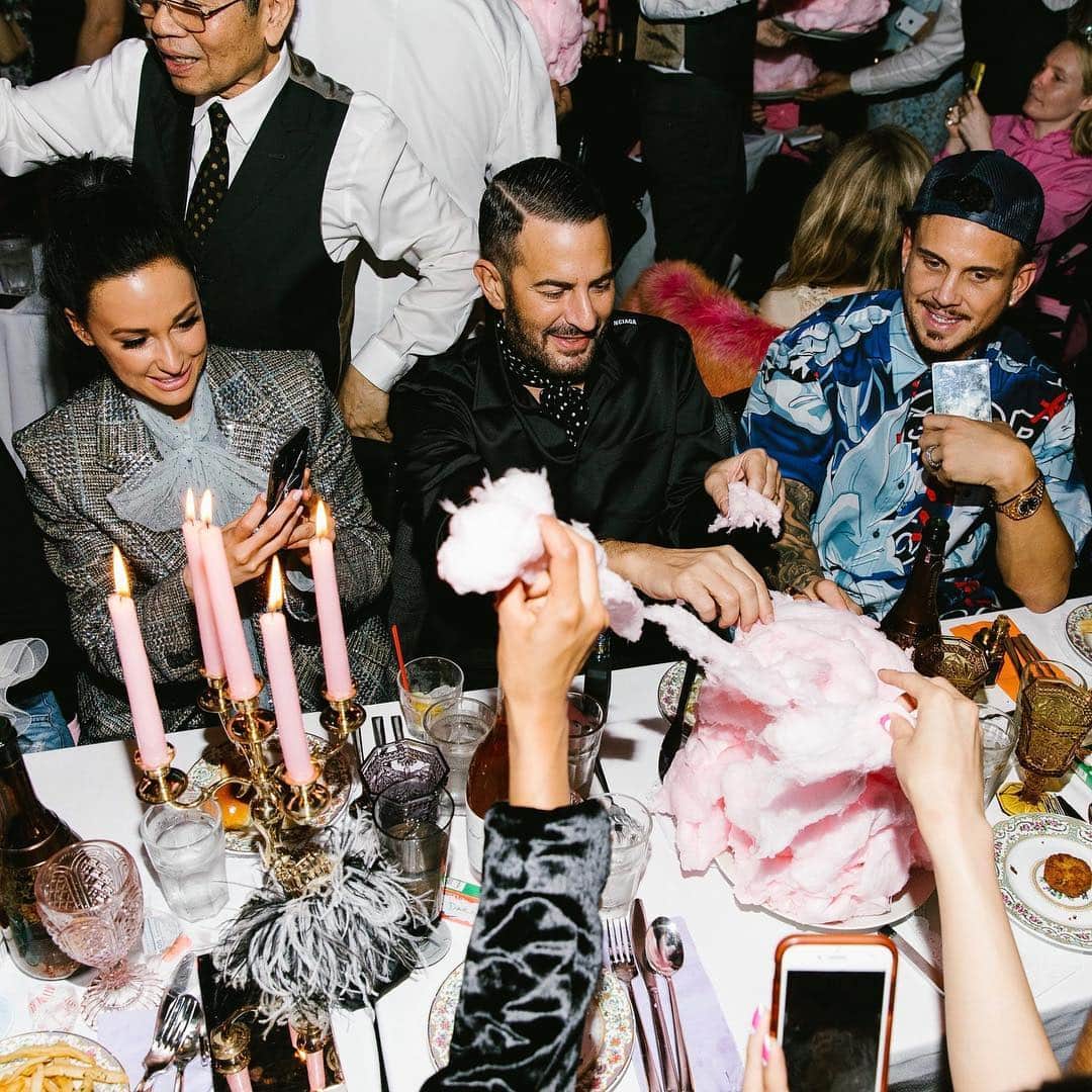 Vogue Runwayさんのインスタグラム写真 - (Vogue RunwayInstagram)「@spaceykacey, @themarcjacobs, and @chardefrancesco dig into @thefourseasonsrestaurant's cotton candy globs, which bore a strong resemblance to the puff-ball ballgowns that occupied space in the room at last night's pre-#MetGala party and perfectly encapsulated the #CottonCampy theme. See more from the evening at the link in our bio.  Photographed by @coreytenold #cottoncampy」5月6日 1時51分 - voguerunway
