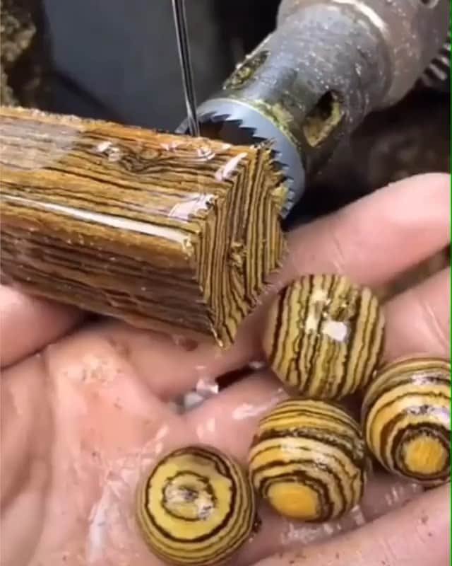 naildecorvideosのインスタグラム：「How wooden balls are made 😯」