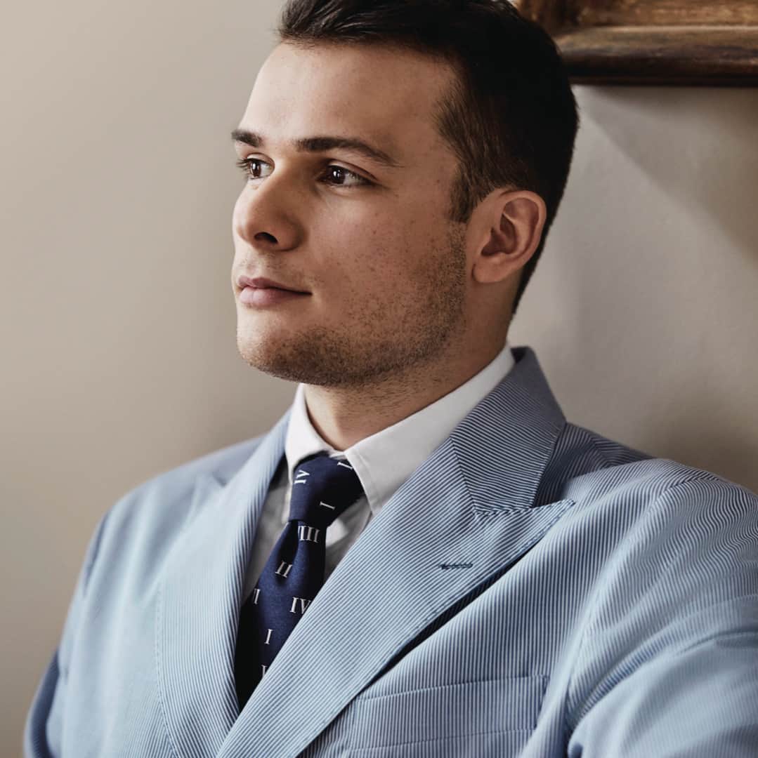 ハケットのインスタグラム：「Every sartorially savvy man attending @henleyroyalregatta knows the importance of standing out from the crowd, and we have all you need to do just that. Head online to choose your look from our HRR collection #BlazersofGlory #HenleyRoyalRegatta」