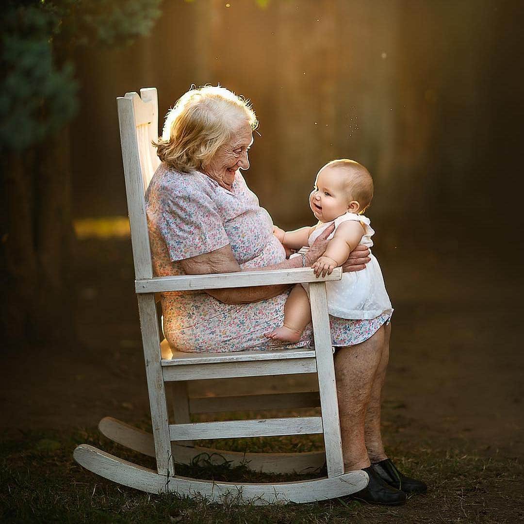 Huffington Postさんのインスタグラム写真 - (Huffington PostInstagram)「These photos of grandparents and their grandbabies are simply magical. 💖 Photographer Sujata Setia (@butnaturalphotography) has spent the last year in her travels offering to take photos of grandparents (and great grandparents) with their grandkids as a gift to them. The photos, captured in Setia’s natural-light, painting-like style, are pretty breathtaking. “I hope that this project has inspired them to photograph their grandparents and great grand parents with their children," she said. // 📷: Sujata Setia/But Natural Photography⁣」5月6日 2時06分 - huffpost