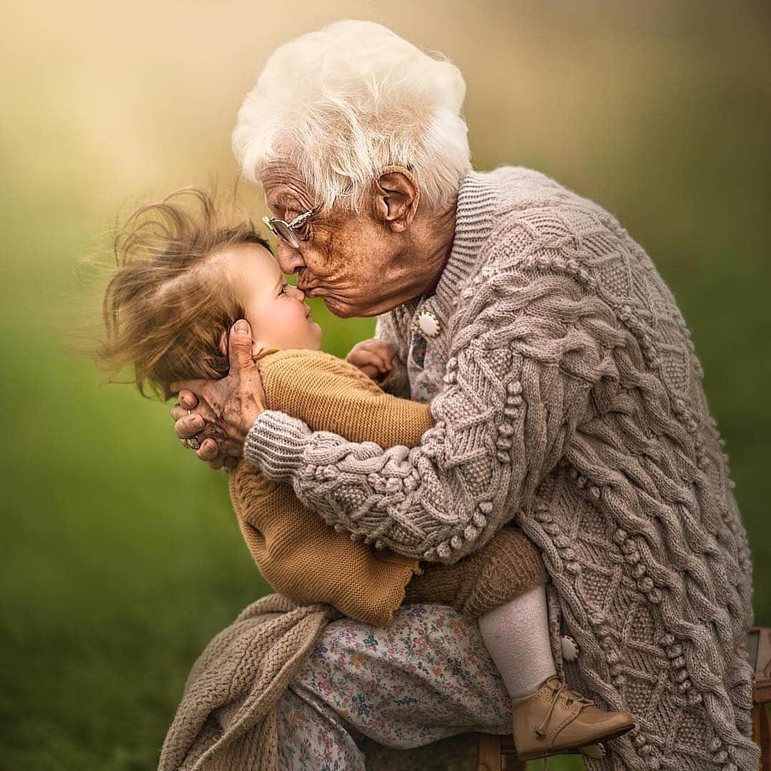 Huffington Postさんのインスタグラム写真 - (Huffington PostInstagram)「These photos of grandparents and their grandbabies are simply magical. 💖 Photographer Sujata Setia (@butnaturalphotography) has spent the last year in her travels offering to take photos of grandparents (and great grandparents) with their grandkids as a gift to them. The photos, captured in Setia’s natural-light, painting-like style, are pretty breathtaking. “I hope that this project has inspired them to photograph their grandparents and great grand parents with their children," she said. // 📷: Sujata Setia/But Natural Photography⁣」5月6日 2時06分 - huffpost