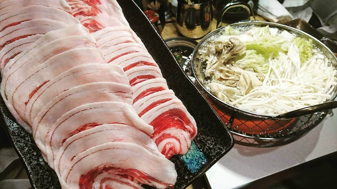 松本康太さんのインスタグラム写真 - (松本康太Instagram)「『イノシシ肉のしゃぶしゃぶ』江古田の『圓-えん-』と言うお店！流行りのジビエ♪体に良いしゃぶしゃぶなのです(^-^)/ 旨い！ここのお店は他にもサムギョプサルやチゲ鍋などイノシシ肉で楽しめるのです♪ちなみに肉山系列のお店です(^-^)♪ #イノシシ #イノシシ肉 #猪 #イノシシのしゃぶしゃぶ #猪のしゃぶしゃぶ #ジビエ #しゃぶしゃぶ #ポン酢 #ぽん酢 #江古田 #圓 #レギュラー松本 #あるある探検隊」5月6日 2時02分 - aruarutankentai.matsumoto