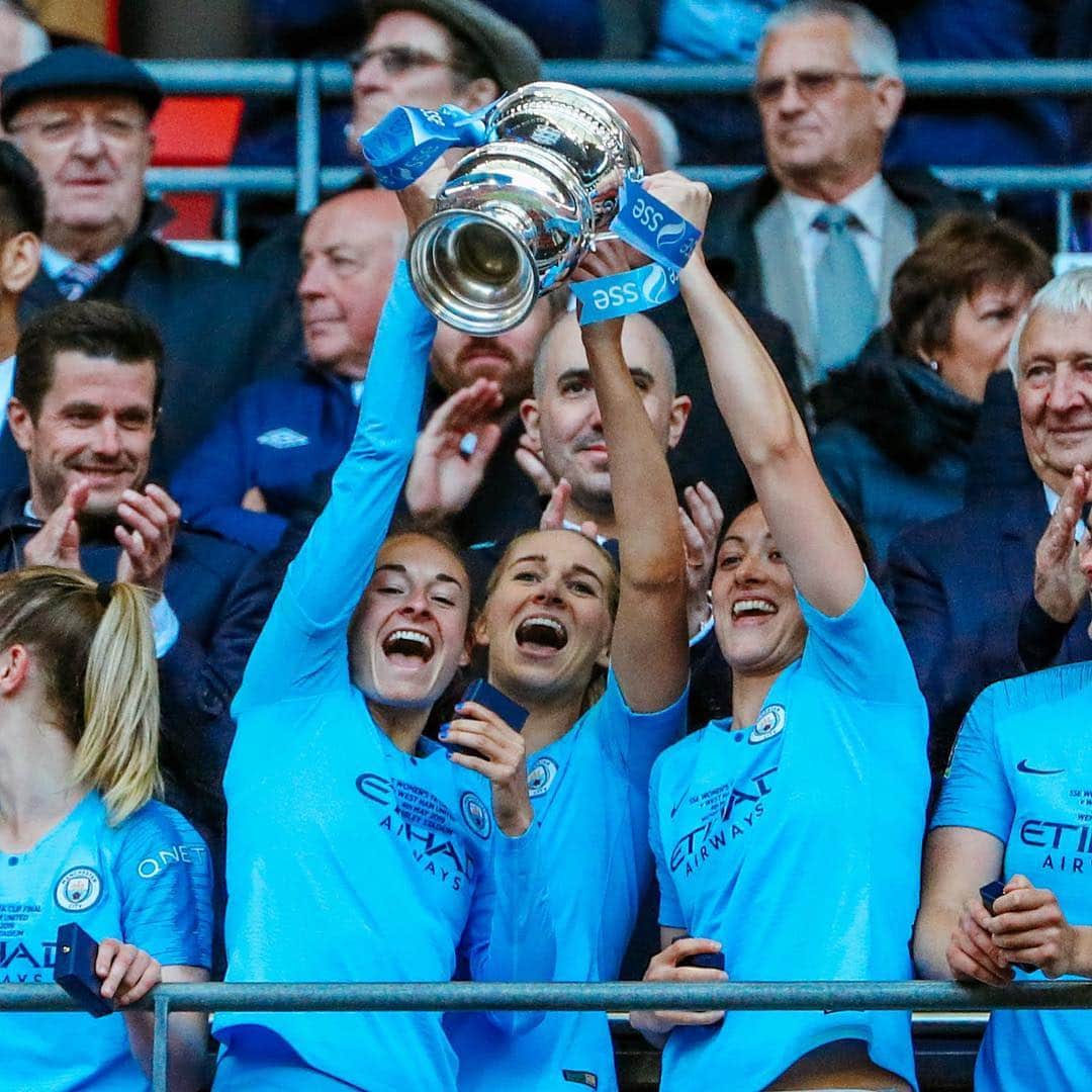 ジェンマ・ボナーのインスタグラム：「FA CUP WINNERS 😆🏆」