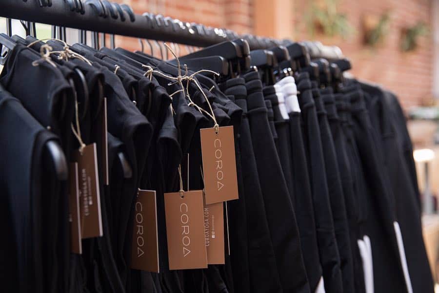 ローレン·ランドルフのインスタグラム：「Super proud of my friend @sanpazos for having the idea of creating a fashionable yoga line for men, and then just actually doing it. @coroayoga is launching to the public on June 4th, but yesterday he released a preview to a full class of male yogis. It’s been a pleasure helping him through the creative process of making imagery for his brand, and I look forward to watching him succeed as a clothing designer. 🙏🏼 Dudes, check out @coroayoga!」