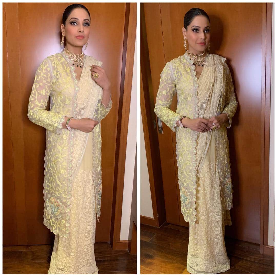 ビパシャ・バスーさんのインスタグラム写真 - (ビパシャ・バスーInstagram)「Embracing the traditional roots today in @rahulmishra_7 outfit and @golecha_jewels ❤️ Styled by @eshaamiin1 Make up @otb_makeup  Hair @kaushal9dsouza  Managed by @exceedentertainment @snehaa9」5月6日 2時16分 - bipashabasu