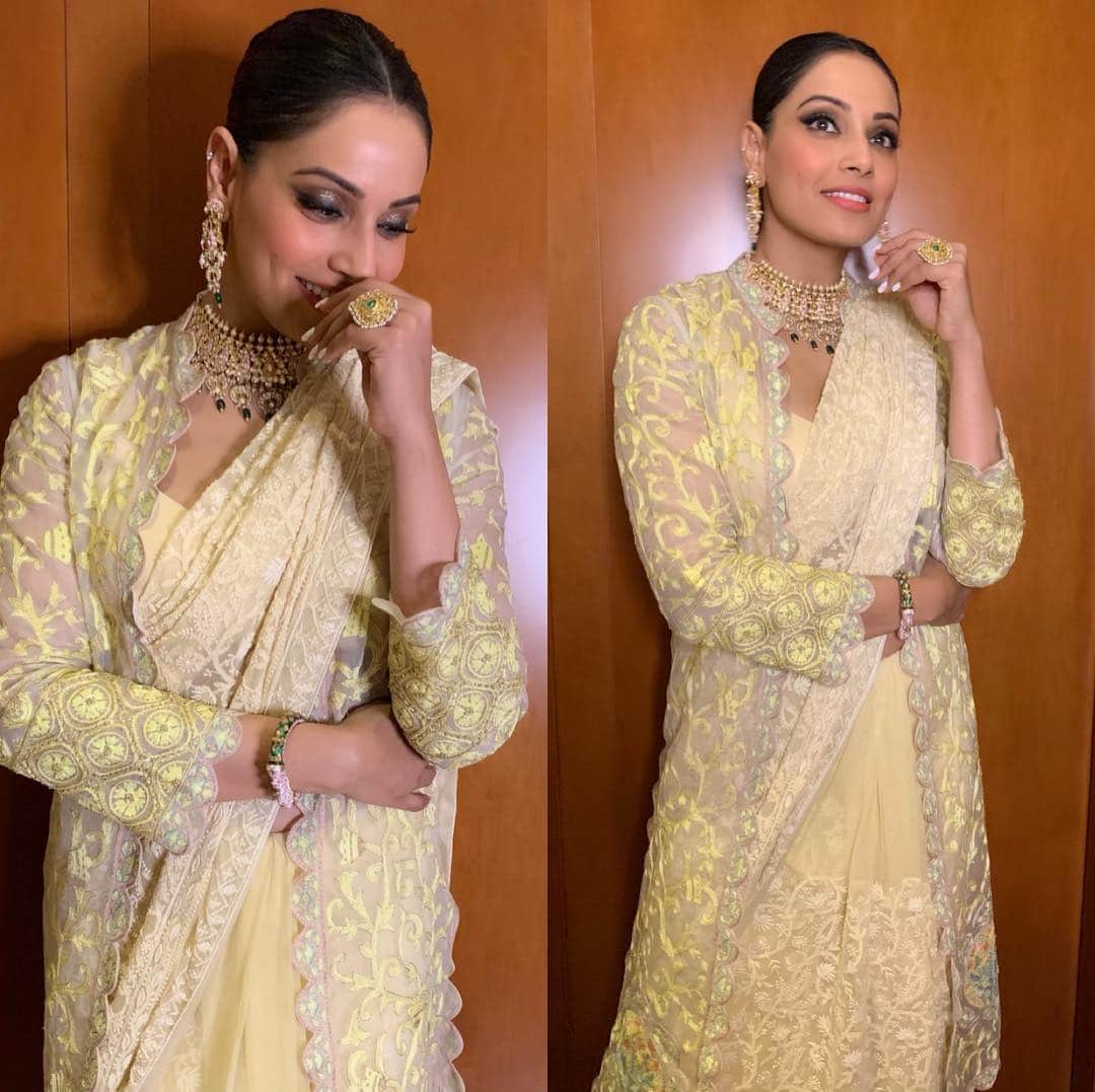 ビパシャ・バスーさんのインスタグラム写真 - (ビパシャ・バスーInstagram)「Embracing the traditional roots today in @rahulmishra_7 outfit and @golecha_jewels ❤️ Styled by @eshaamiin1 Make up @otb_makeup  Hair @kaushal9dsouza  Managed by @exceedentertainment @snehaa9」5月6日 2時16分 - bipashabasu