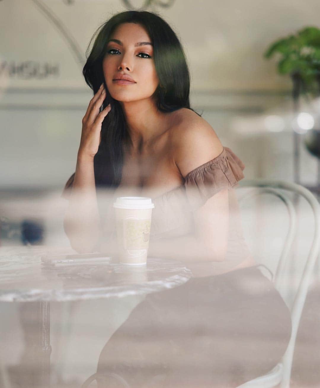 ゼリカ・シルバーのインスタグラム：「Let’s go have bfast? Unos huevitos revueltos porfa con cafecito🍳🥞☕️ 🤤 | Photography by: @thephotographer . . . #pasadena #photoshoot #hungryaf」