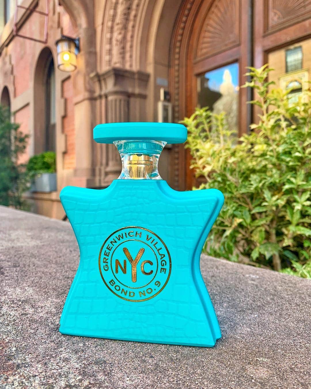 のインスタグラム：「LAST CHANCE | 15% OFF for Mother’s Day ends today on bondno9.com! Our newest launch Greenwich Village is the perfect gift, with notes of vanilla, praline, peach musk and lychee.  #bondno9 #bondno9ny #newyork #newyorkcity #nyc #mothersday #spring #greenwichvillage #fragrance #perfume #love」