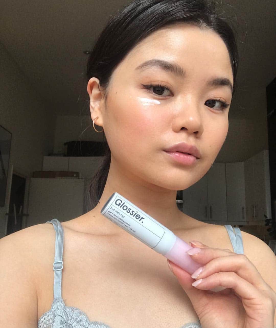 Glossierさんのインスタグラム写真 - (GlossierInstagram)「We sent Bubblewrap to @lizhew before it launched to get her thoughts. Here’s what she had to say: “It has the nicest feeling formula! It’s great to layer under makeup or on its own and keeps your delicate eye and lip area 💧hydrated💧 It contains hyaluronic acid and peptides along with blueberry extract (which is a great antioxidant!) and lastly it feels super lightweight and non-greasy as it’s fast absorbing, so say bye to any makeup pilling!”」5月6日 2時31分 - glossier