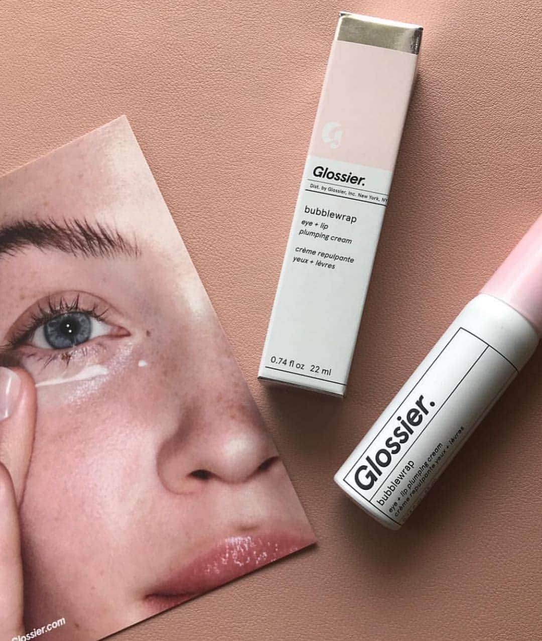 Glossierさんのインスタグラム写真 - (GlossierInstagram)「We sent Bubblewrap to @lizhew before it launched to get her thoughts. Here’s what she had to say: “It has the nicest feeling formula! It’s great to layer under makeup or on its own and keeps your delicate eye and lip area 💧hydrated💧 It contains hyaluronic acid and peptides along with blueberry extract (which is a great antioxidant!) and lastly it feels super lightweight and non-greasy as it’s fast absorbing, so say bye to any makeup pilling!”」5月6日 2時31分 - glossier