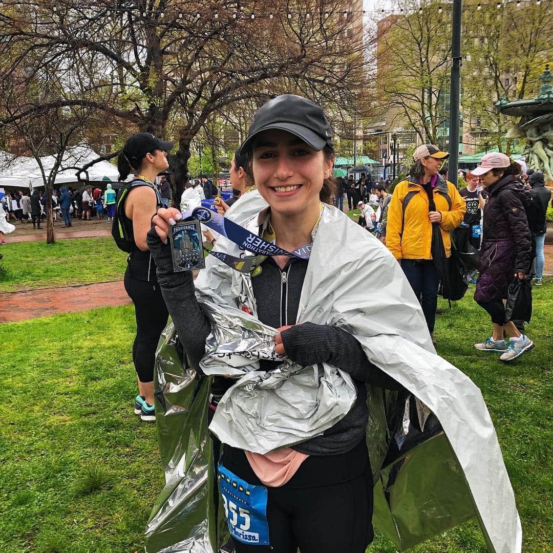 マリッサ・キャステリのインスタグラム：「I finished my 3rd half-marathon today! I also set a new Pb which is 13 minutes faster then my last half!!! . . . . . . #halfmarathon #pvdhalfmarathon #providencerhodeisland #halfmarathontraining #runningmotivation #rhoderaces」