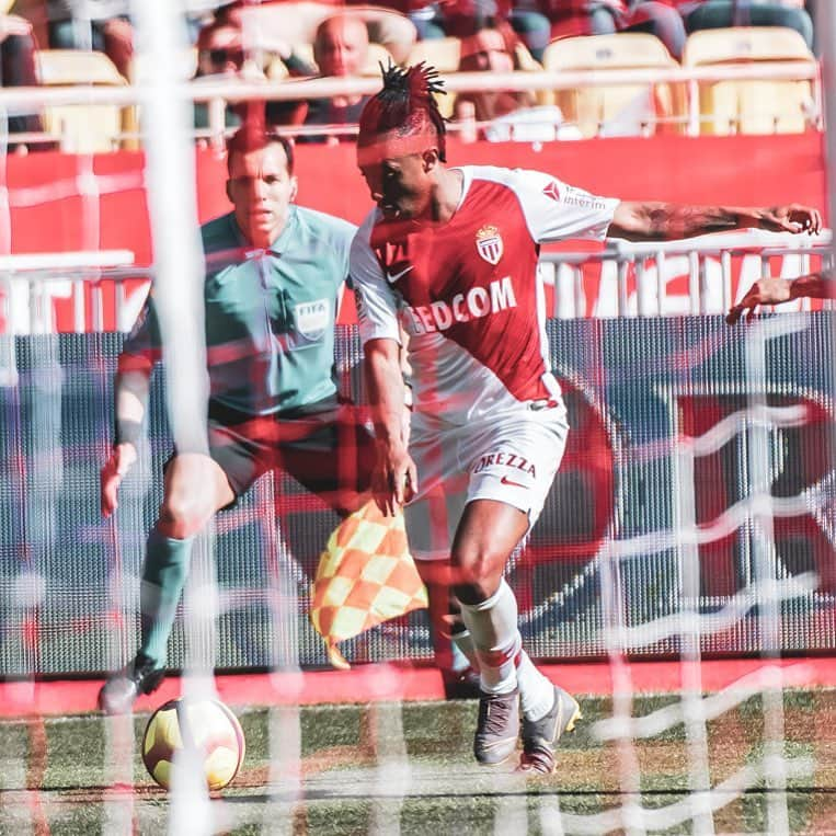 ASモナコさんのインスタグラム写真 - (ASモナコInstagram)「Malgré les buts de @gelsondany77 et @carlosvinicius95, les 🔴⚪️ s’inclinent 2️⃣-3️⃣ face à Saint-Etienne ce soir au Stade Louis II 😔」5月6日 2時40分 - asmonaco