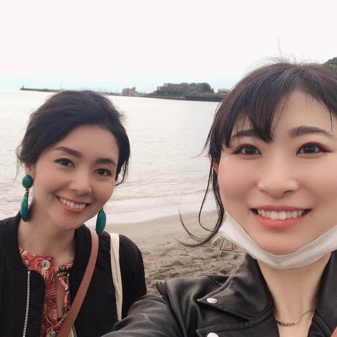 日下裕江さんのインスタグラム写真 - (日下裕江Instagram)「Naokoちゃんと会う時 いつも何かしらのアクシデントがあって、笑い合っているような気がする❀.*･ﾟ  笑いあえる友達がいるって良いね(*´˘`*)｡:ஐ⋆* いつもありがとう✩︎⡱ #笑いあえる友達 #幸せ #楽しい時間 #いつもアクシデント  #friend #友達 #ありがとう #zushibeach #逗子海岸映画祭 #zushibeachfilmfestival #逗子海岸映画祭2019 #逗子映画祭」5月6日 2時33分 - hiroe___h