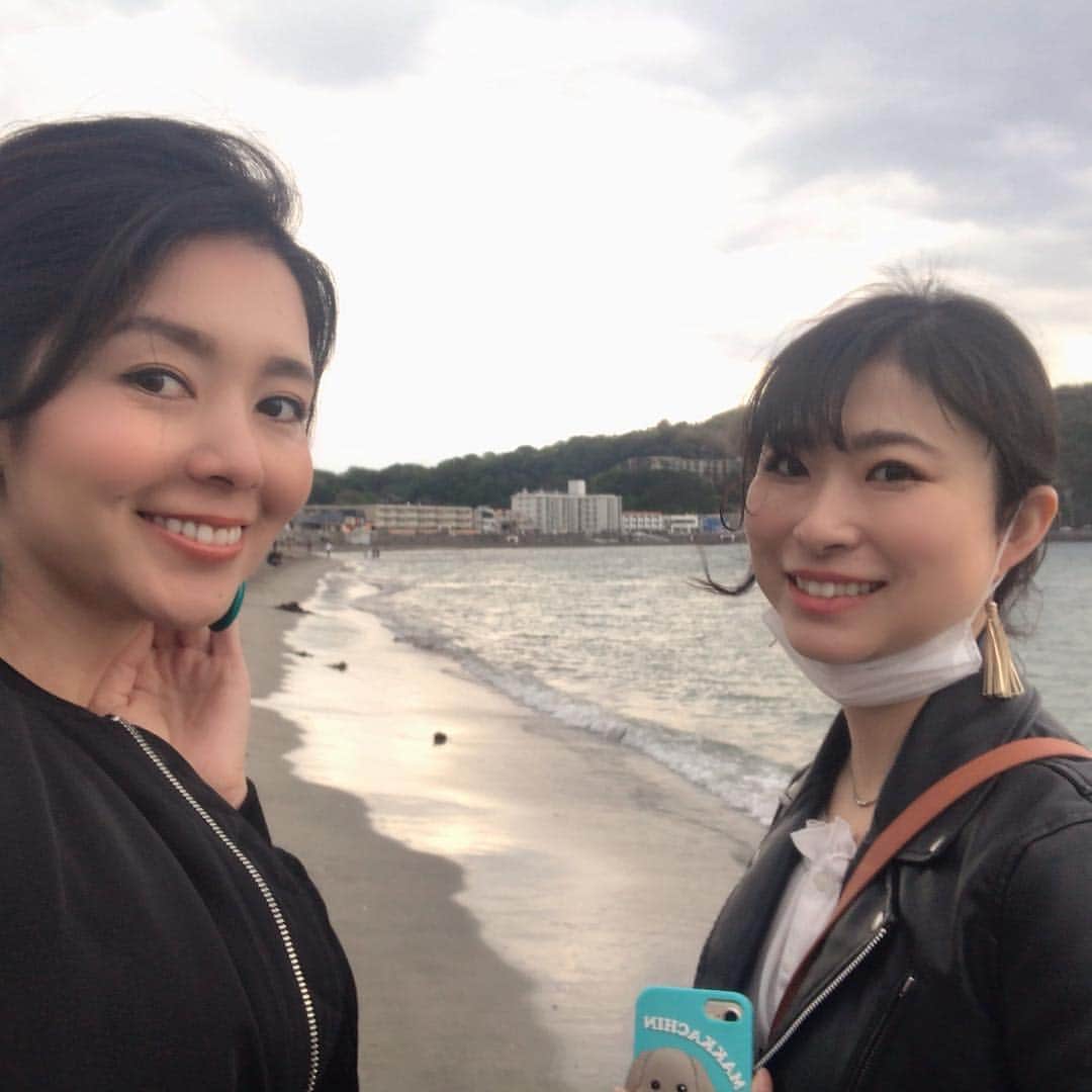 日下裕江さんのインスタグラム写真 - (日下裕江Instagram)「Naokoちゃんと会う時 いつも何かしらのアクシデントがあって、笑い合っているような気がする❀.*･ﾟ  笑いあえる友達がいるって良いね(*´˘`*)｡:ஐ⋆* いつもありがとう✩︎⡱ #笑いあえる友達 #幸せ #楽しい時間 #いつもアクシデント  #friend #友達 #ありがとう #zushibeach #逗子海岸映画祭 #zushibeachfilmfestival #逗子海岸映画祭2019 #逗子映画祭」5月6日 2時33分 - hiroe___h