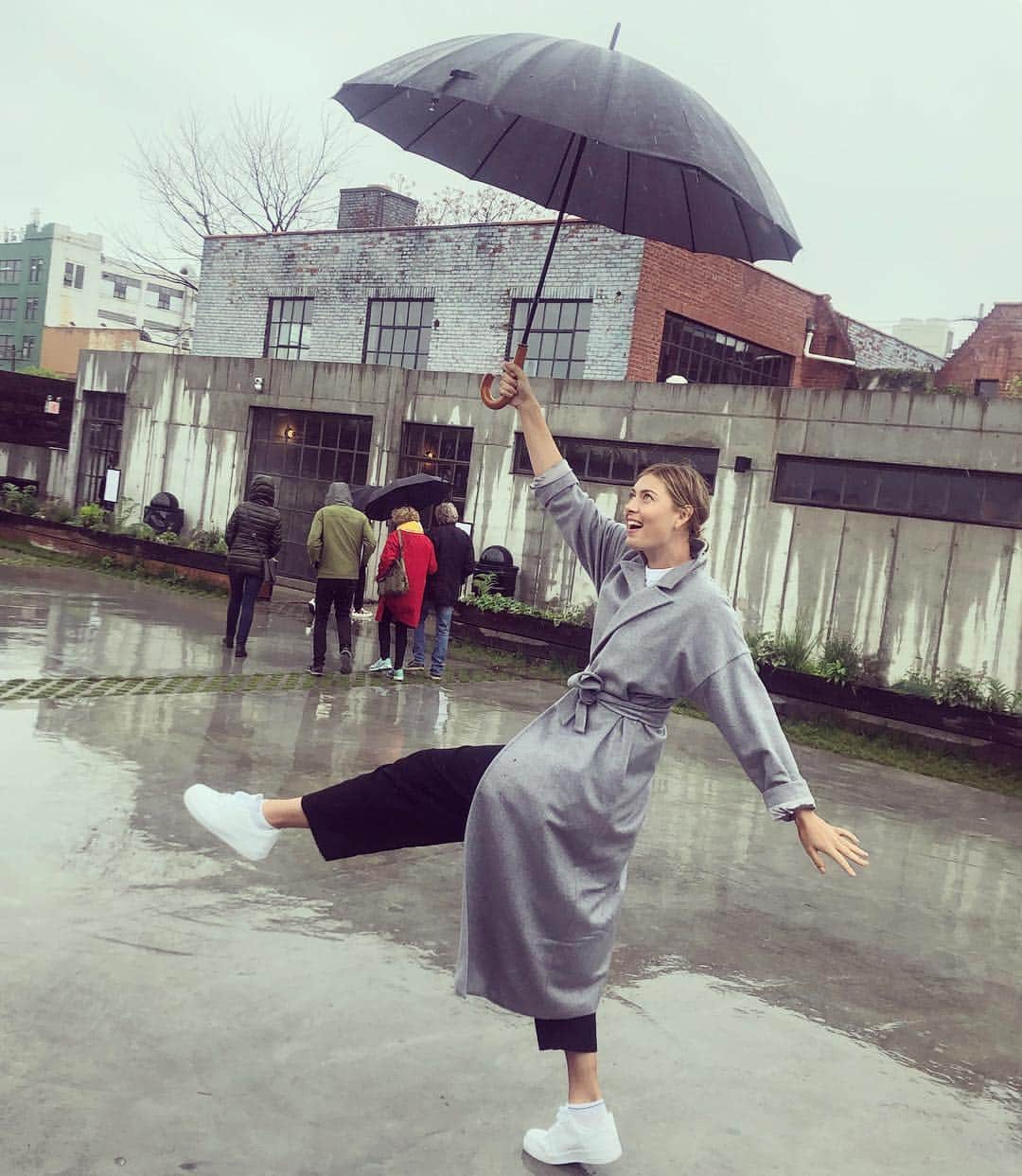 マリア・シャラポワのインスタグラム：「Woke up in NYC. 🚕 to Brooklyn for a quick stop at Objects and Things. Brunch spot recommendations? 😋」