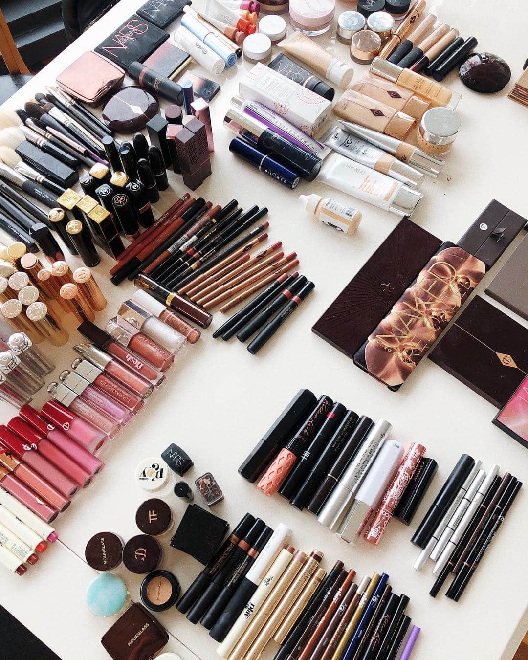 Estée Lalondeのインスタグラム：「It was time to declutter and downsize my makeup collection and of course I filmed the process! Why is it so hard to get rid of things 😩😂 👉 Click the link in my bio or use the swipe up in my stories to watch! 💄 #ELbeauty」