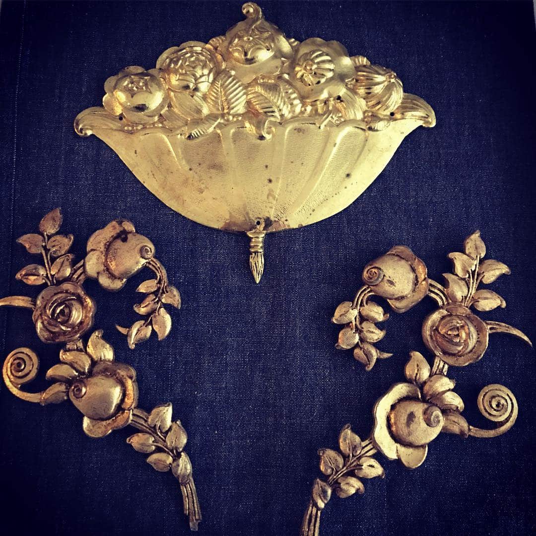 アレクシマビーユのインスタグラム：「Secret project coming soon @alexismabille Paris Flea Market treasures #artdeco #flowers #bronze #gold #fleamarket #decorativearts #artdecoratifs #secretproject #decor #deco #comingsoon #alexismabille」