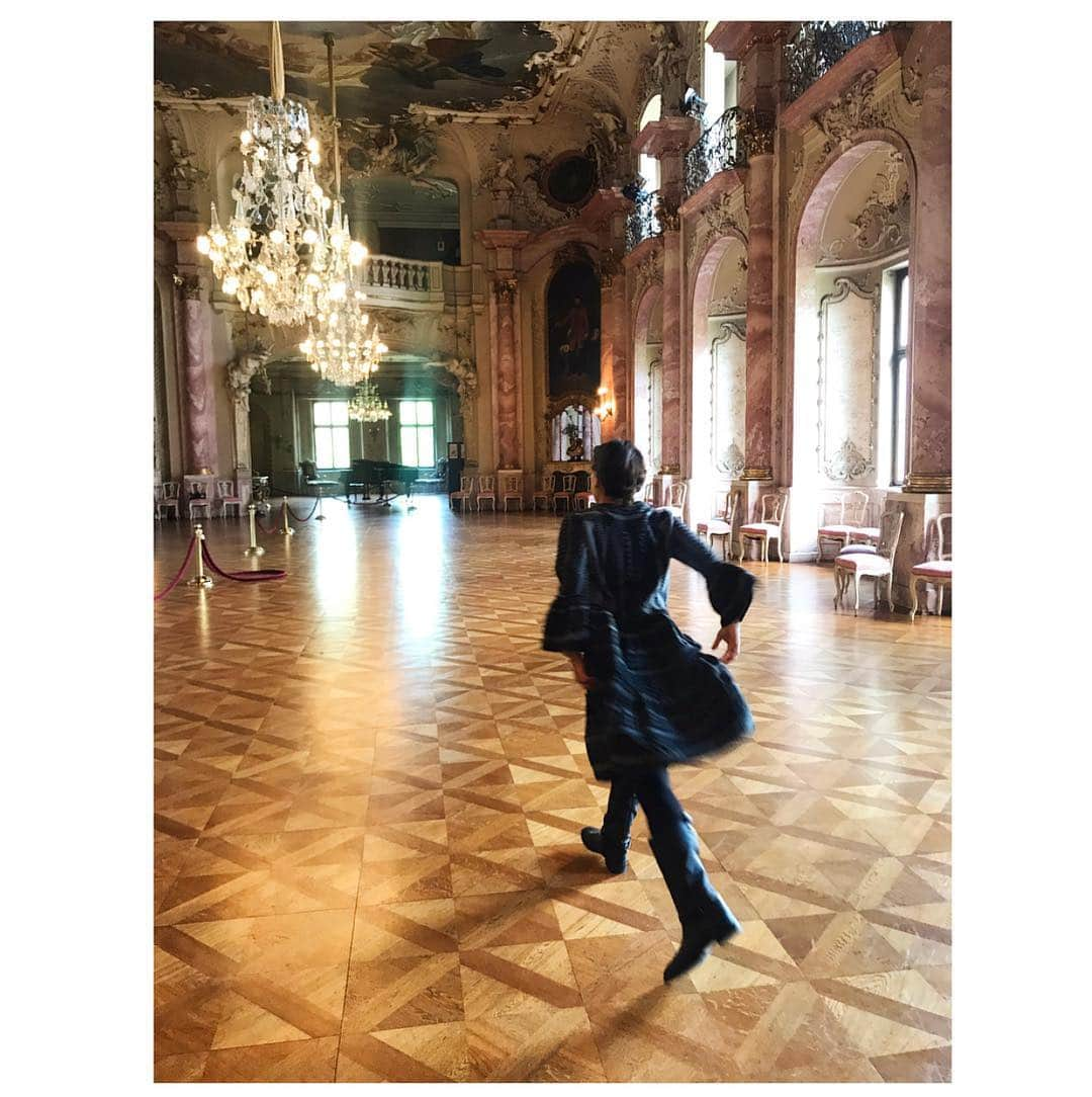 NINA PARKさんのインスタグラム写真 - (NINA PARKInstagram)「I felt like a majesty in this amazing castle today #Moi ⚜️ Big THXx for the great Shootday w breathtaking location @katarinahildebrandt @solmyko @nadinebauer @kk_styling @marcorothenburger for #LOfficiel ______________________________________________ #Shooting #magazine #beauty #mua #hair #style #fashion #photographer #renaissance #castle #instatravel #촬영 #잡지 #메이크업 #헤어스타일 #撃て #雑誌 #作り話を #髪型 #ファッシ」5月6日 2時45分 - ninaparkbeaute