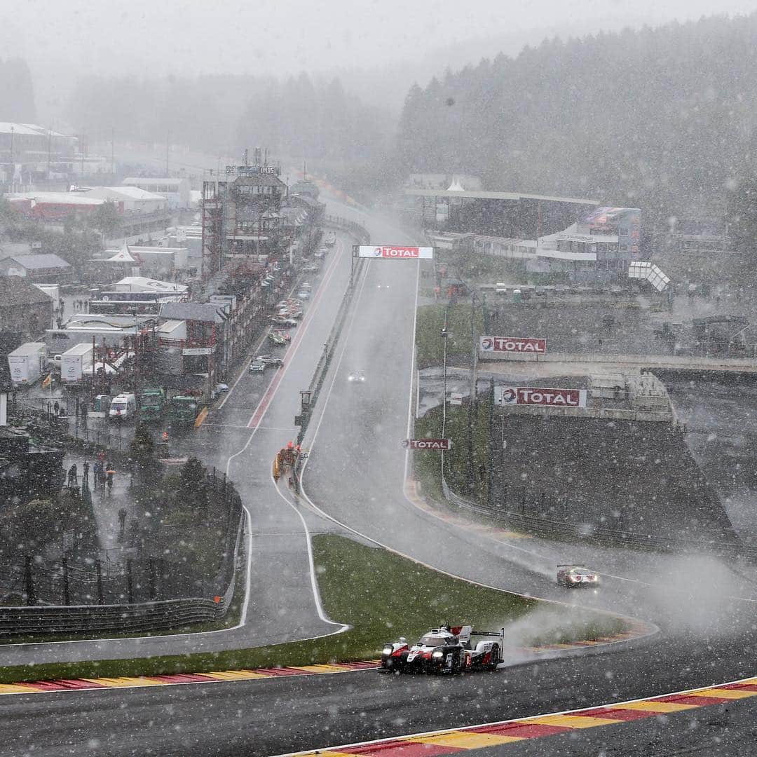 セバスチャン・ブエミさんのインスタグラム写真 - (セバスチャン・ブエミInstagram)「Hard to believe the conditions we had yesterday in the race. Thanks to the @toyotamotorsportgmbh team and my great team mates @fernandoalo_oficial  #kazuki. Great job. One more to go now.」5月6日 2時45分 - sebastien_buemi