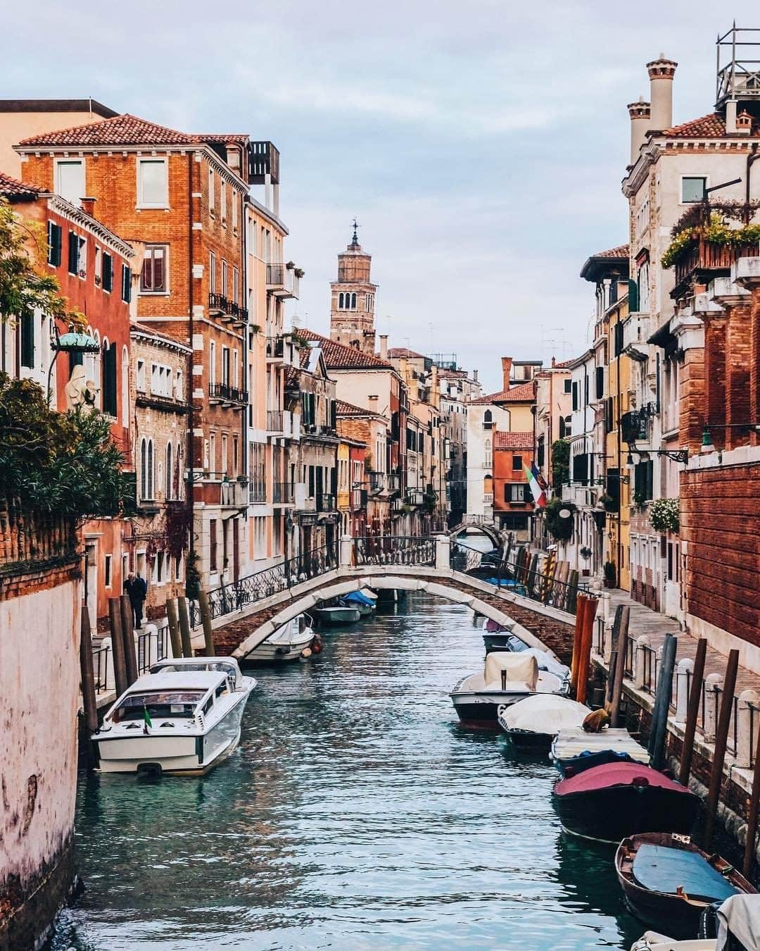 Travel + Leisureさんのインスタグラム写真 - (Travel + LeisureInstagram)「For a place so visibly tethered to its past, Venice is having a mini renaissance. Find out how to experience the more intimate, unexpected side of this favorite travel destination at our link in bio! #tlpicks courtesy of @davideor94」5月6日 2時50分 - travelandleisure