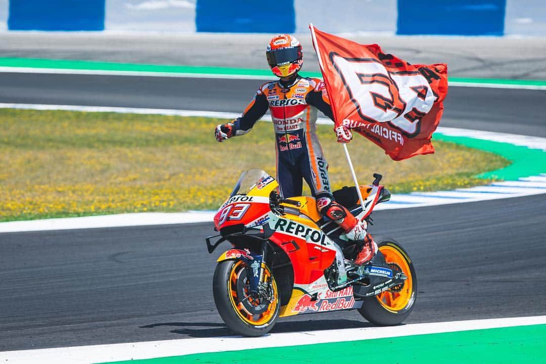 レプソル・ホンダのインスタグラム：「#MM93 🐜 🅿️1️⃣ 🇪🇸🏆 ⠀⠀⠀⠀⠀⠀⠀⠀⠀ “This race was a mental race, more than a physical one. After the mistake in Austin it wasn’t easy to lead the race like that from beginning to end, but I knew I had the pace to do it and the bike to do it. I wanted to do a race like in Argentina and at the start in Austin to prove it was a mistake there. I felt good all weekend, smooth, comfortable and able to ride how I want. Thanks to the Repsol Honda Team, they’ve done an amazing job over the last few weeks and here this weekend. It’s great to be leading the championship again.” ⠀⠀⠀⠀⠀⠀⠀⠀⠀ #SpanishGP #25RepsolHonda #Repsol #MotoGP #Honda #Racing #RepsolHonda #HRC #RC213V #MM93 #MarcMarquez #MM93🐜 #ThePowerOfDreams #Motorcycle #Spain #Sunday #MotoGP #Race #Win #Victory #Leading #Championship」